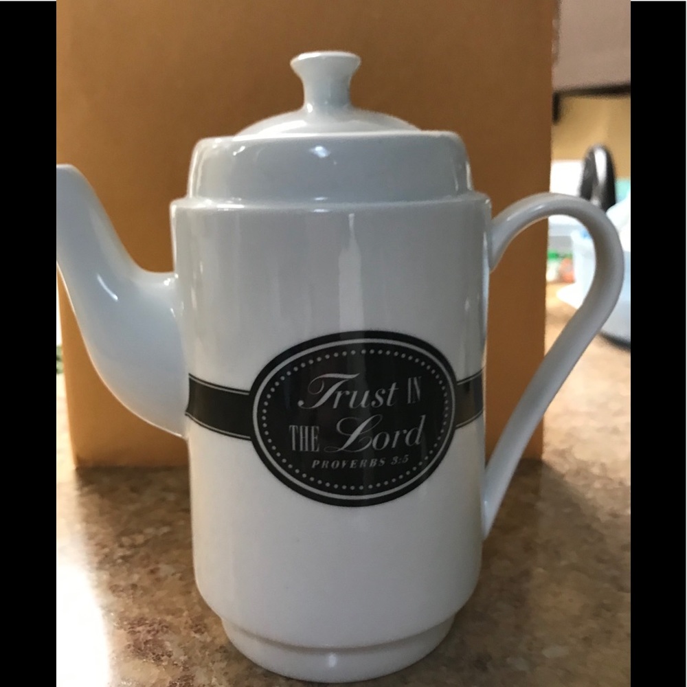 Teapot with bible verse “Trust in the Lord”
